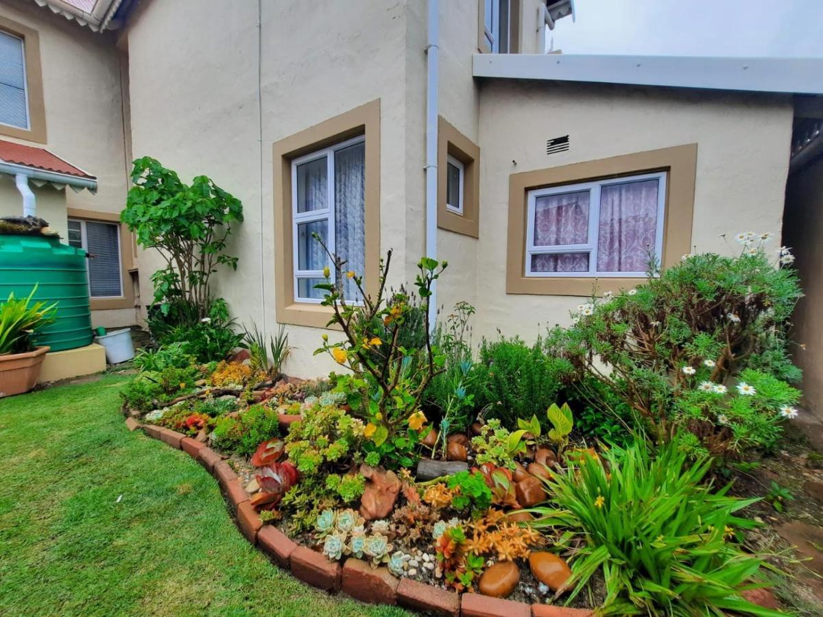 The Ark Guesthouse At Marina Martinique Jeffreys Bay Bagian luar foto